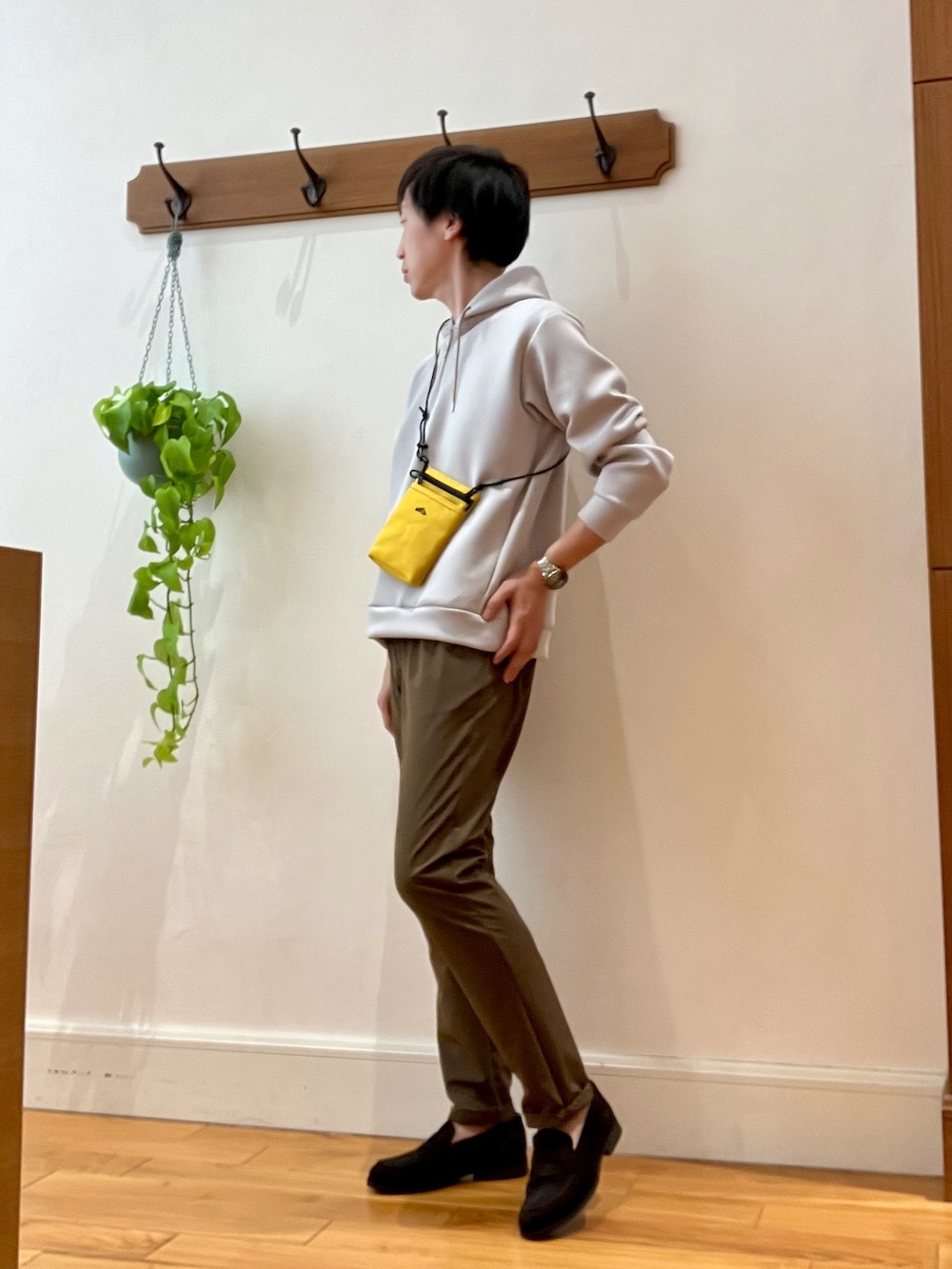 ベージュ系のパーカー、イエロー系のショルダーバッグ、ブラウン系のその他パンツを着用したメンズの冬コーディネートの4枚目の写真