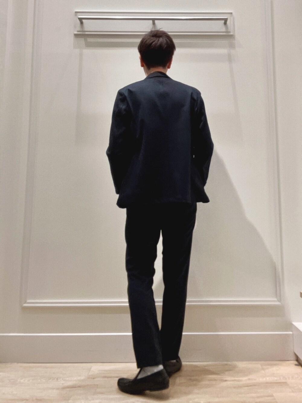 ブルー系のその他パンツ、ブルー系のテーラードジャケット、ブルー系のニット/セーターを着用したメンズの冬コーディネートの4枚目の写真