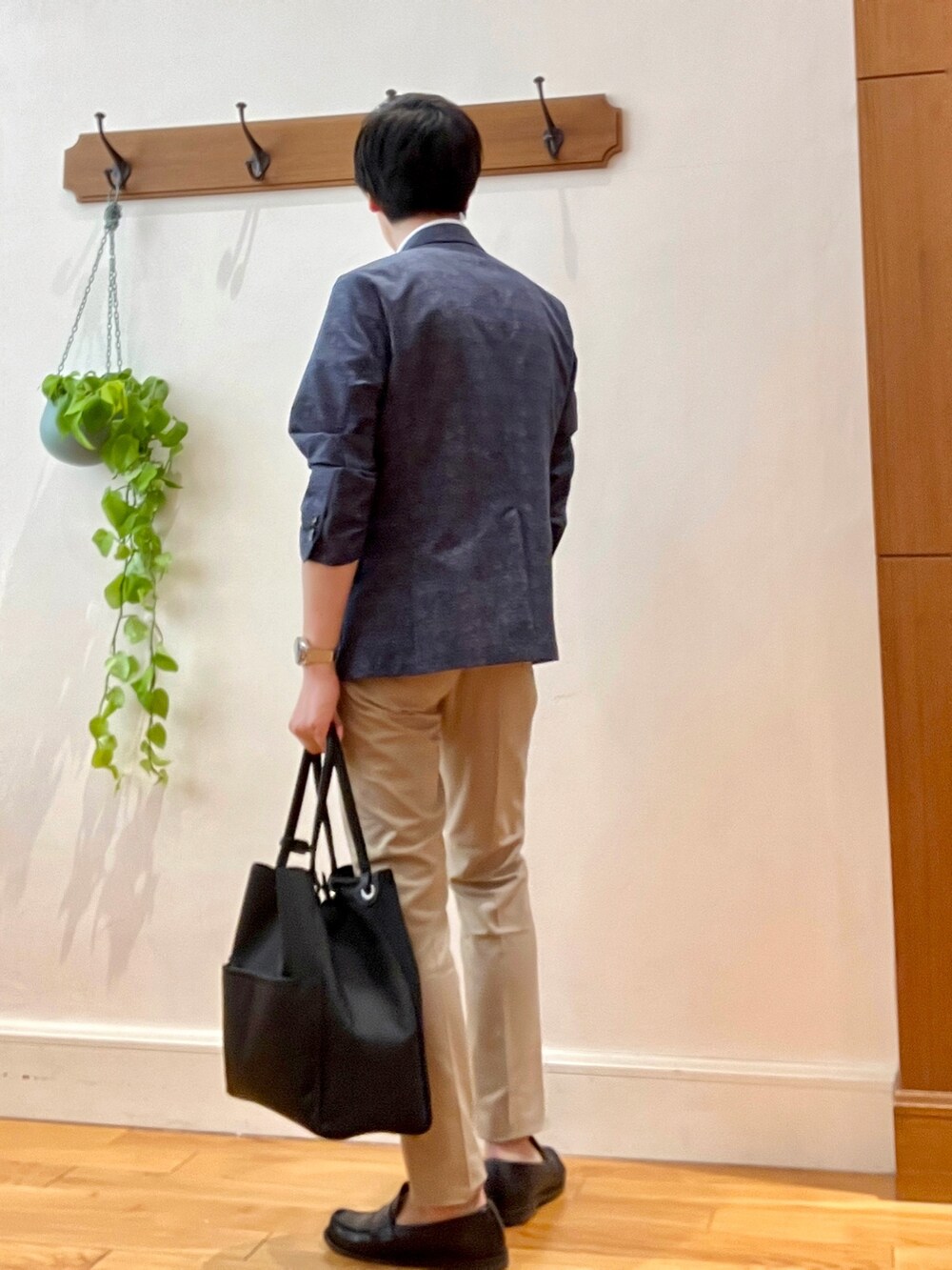 ブルー系のテーラードジャケット、ホワイト系のシャツ/ブラウス、ブラック系のトートバッグを着用したメンズの春コーディネートの5枚目の写真