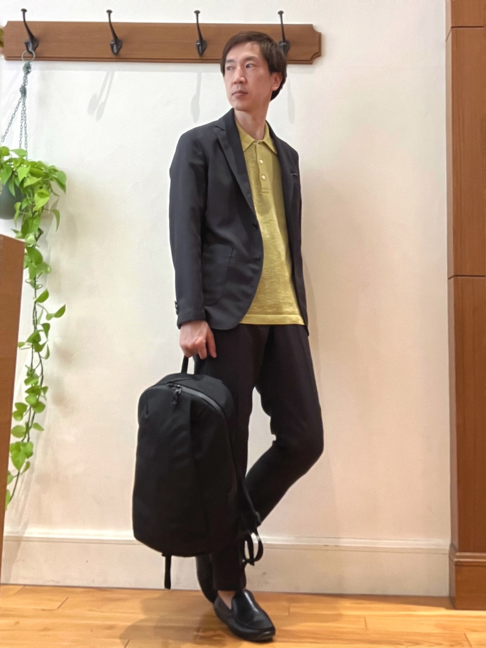 グレー系のテーラードジャケット、グレー系のその他パンツ、ブラック系のバックパック/リュックを着用したメンズの春コーディネートの7枚目の写真