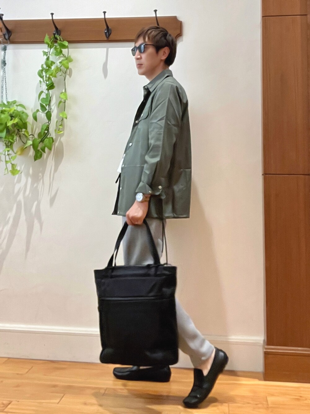 グリーン系のシャツ/ブラウス、ホワイト系のTシャツ/カットソー、グレー系のその他パンツを着用したメンズの秋コーディネートの4枚目の写真