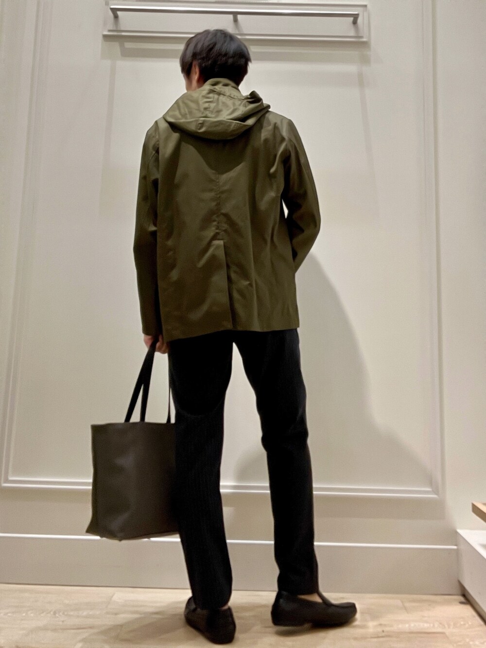 グリーン系のブルゾン、イエロー系のニット/セーター、ブルー系のその他パンツを着用したメンズの秋コーディネートの4枚目の写真