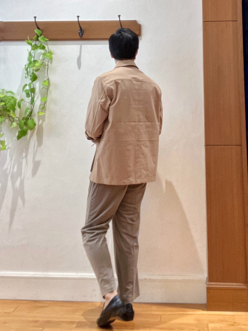 ベージュ系のミリタリージャケット、ホワイト系のTシャツ/カットソー、ベージュ系のその他パンツを着用したメンズの秋コーディネートの4枚目の写真