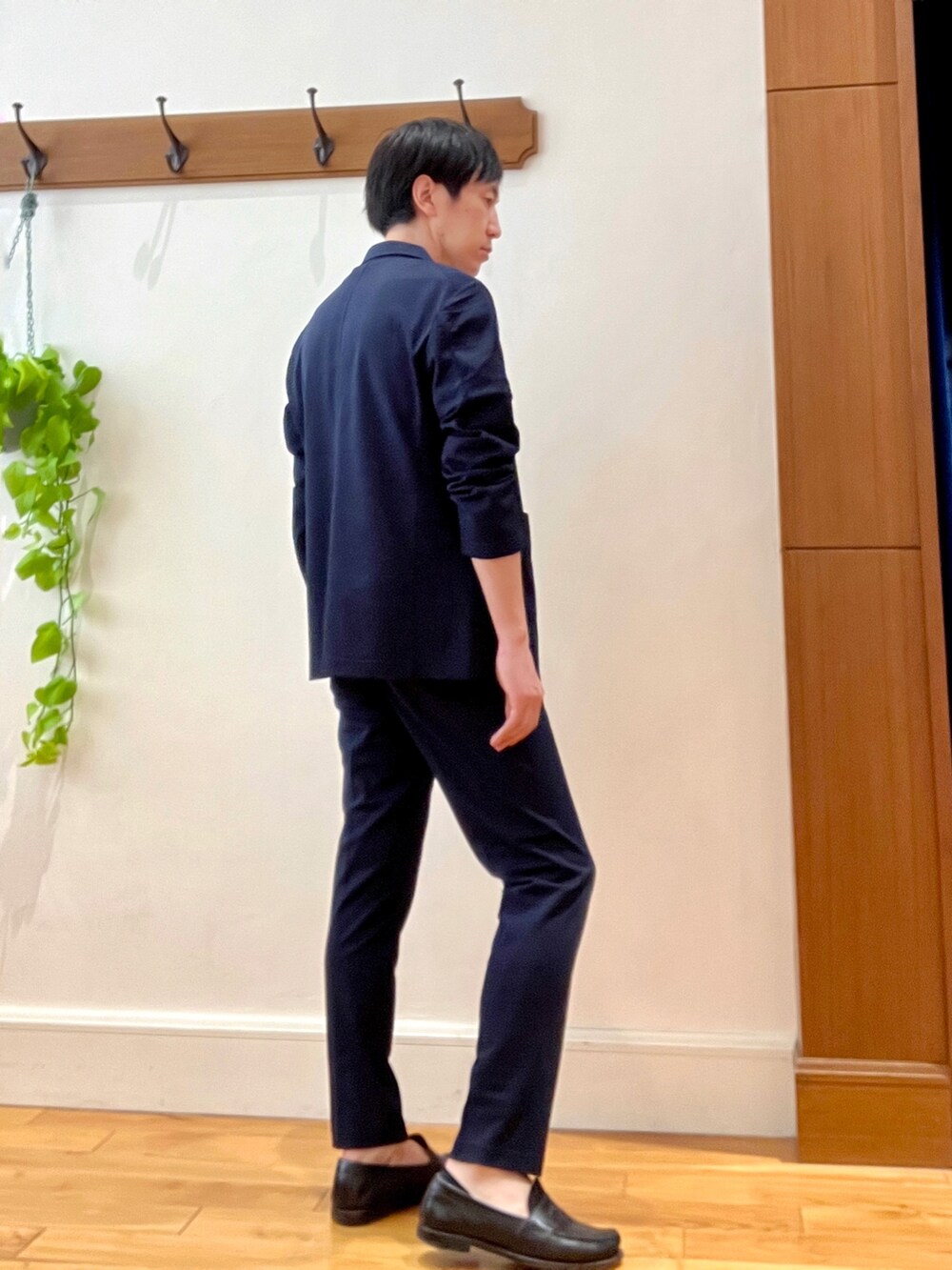 ブルー系のテーラードジャケット、ブルー系のその他パンツ、ホワイト系のTシャツ/カットソーを着用したメンズの春コーディネートの6枚目の写真