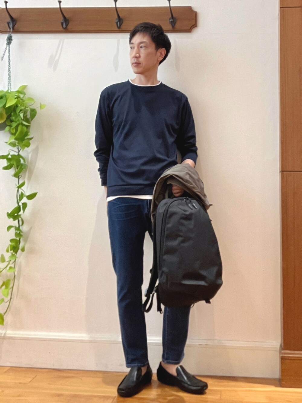 ブラウン系のシャツ/ブラウス、ブルー系のTシャツ/カットソー、ブルー系のデニムパンツを着用したメンズの秋コーディネートの8枚目の写真