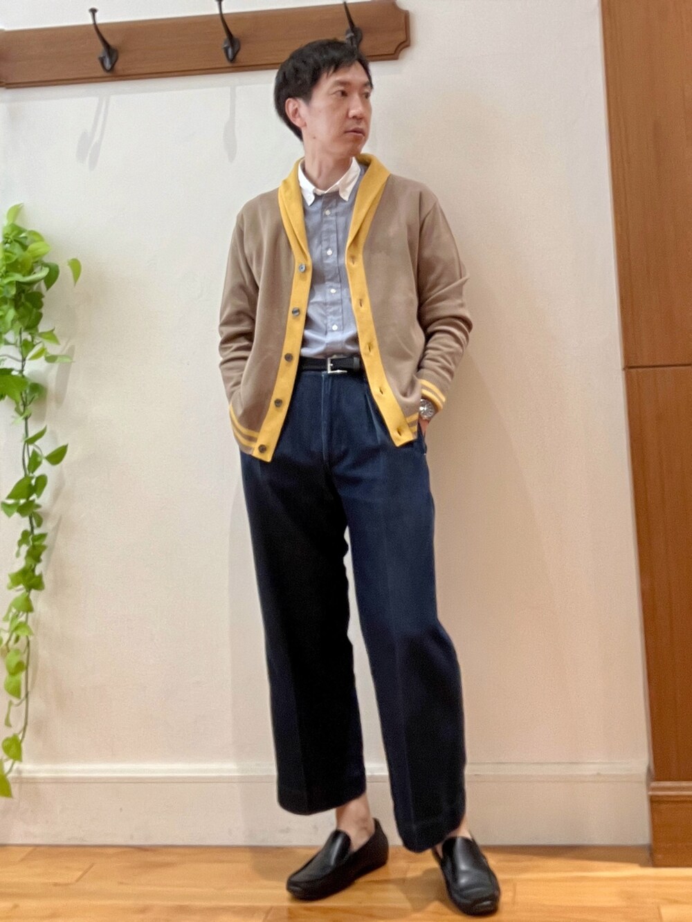 ブルー系のシャツ/ブラウス、ベージュ系のカーディガン/ボレロ、ブラック系のトートバッグを着用したメンズの秋コーディネートの2枚目の写真