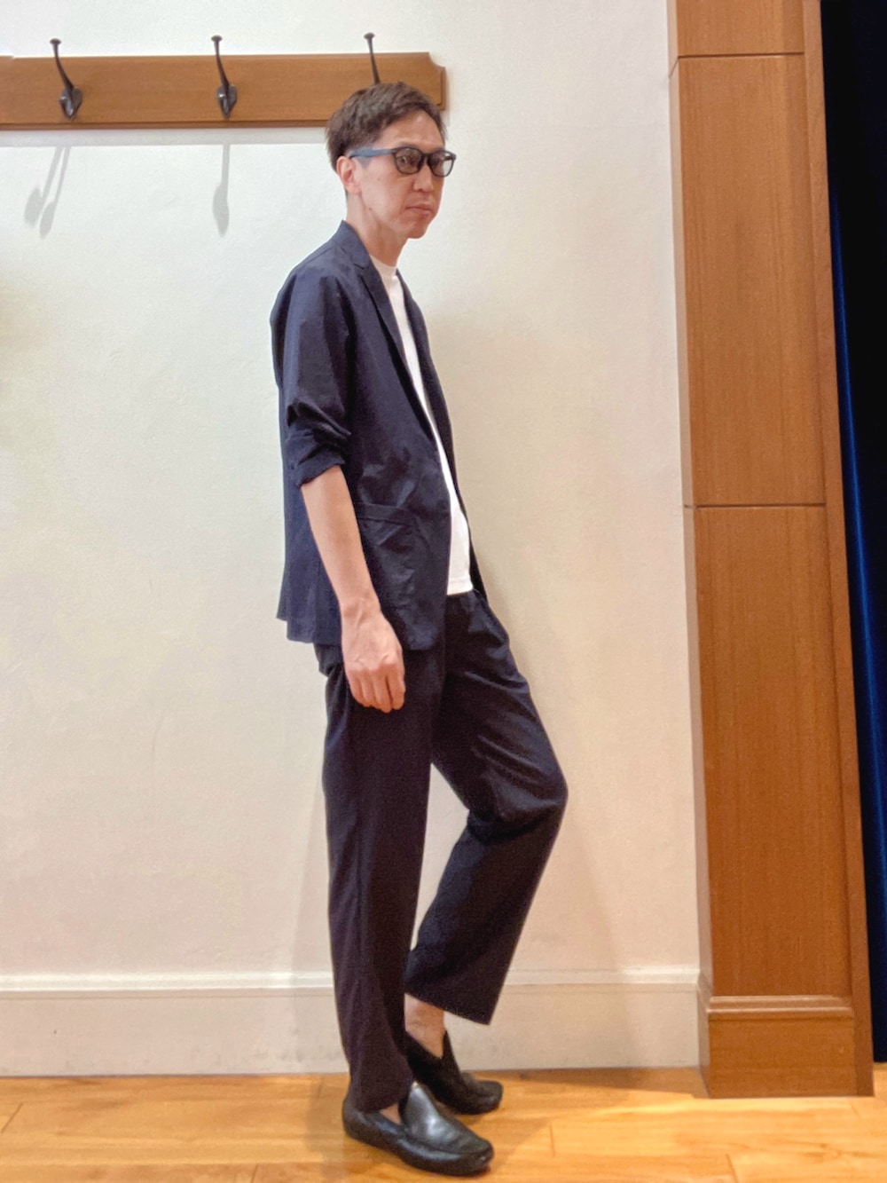ブルー系のその他パンツ、ホワイト系のTシャツ/カットソー、ブルー系のテーラードジャケットを着用したメンズの夏コーディネートの5枚目の写真