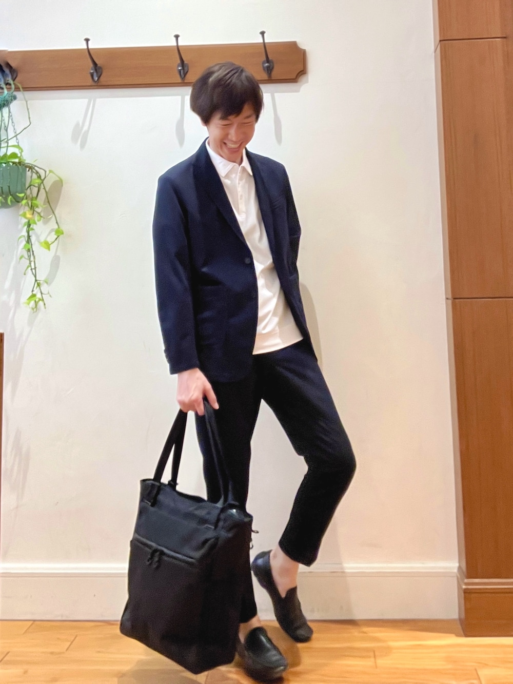 ブルー系のテーラードジャケット、ブルー系のその他パンツ、ホワイト系のポロシャツを着用したメンズの春コーディネートの5枚目の写真
