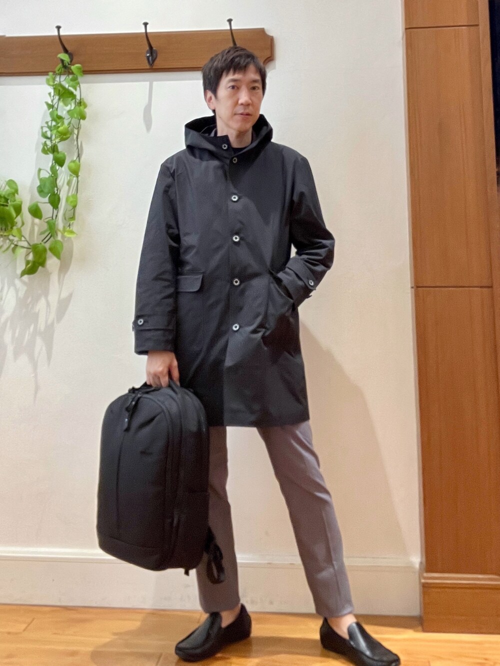 グレー系のその他パンツ、ブラック系のその他アウター、グレー系のテーラードジャケットを着用したメンズの秋コーディネートの8枚目の写真