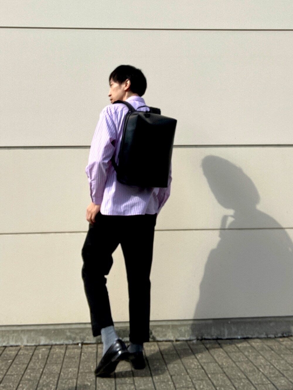 ピンク系のシャツ/ブラウス、ブラック系のバックパック/リュックを着用したメンズの冬コーディネートの3枚目の写真