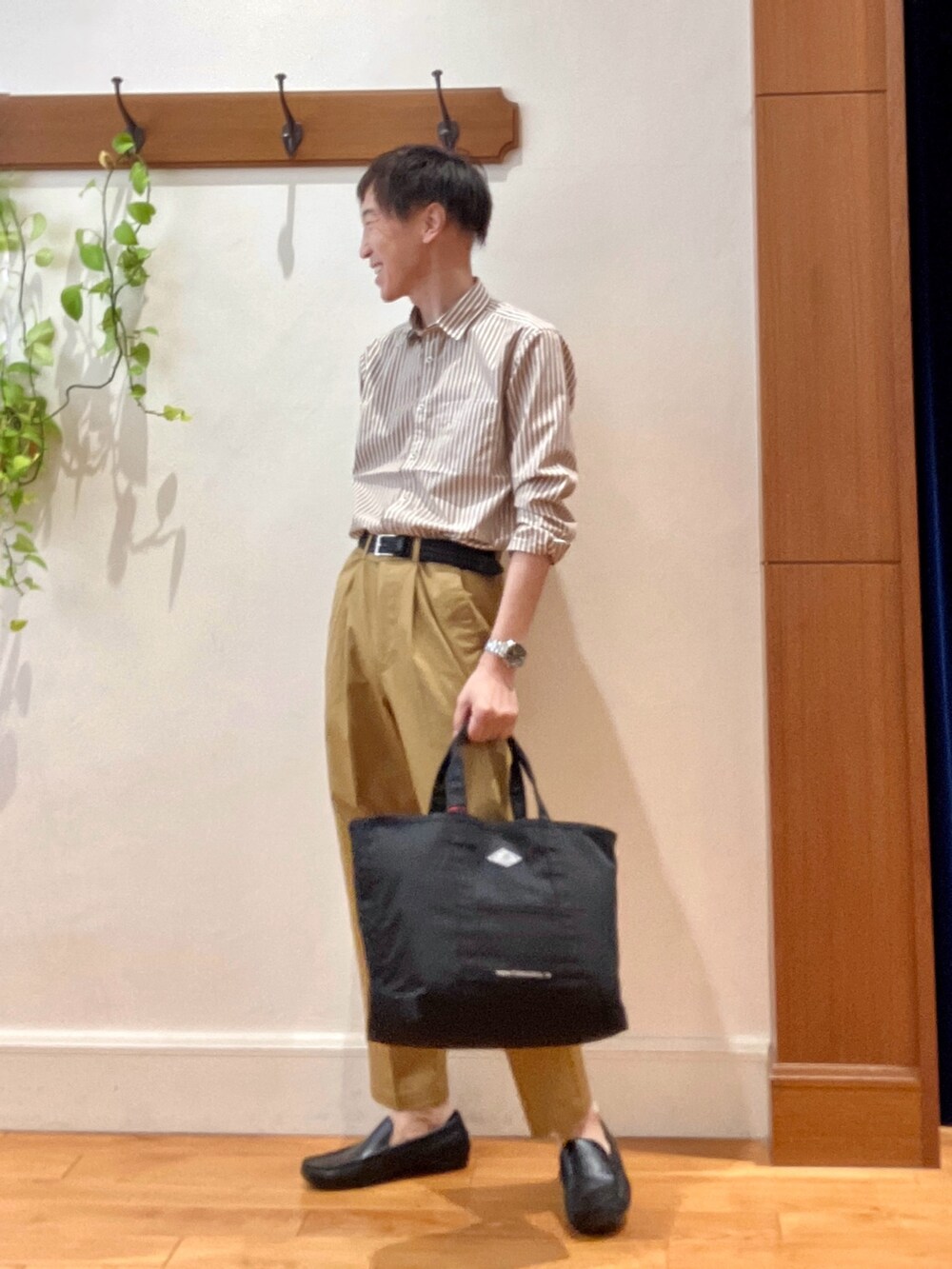 ブラック系のトートバッグ、ベージュ系のシャツ/ブラウス、ブラック系のベルトを着用したメンズの夏コーディネートの2枚目の写真