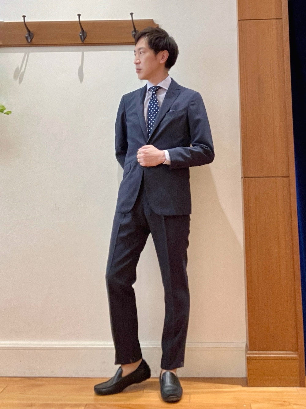 ブルー系のスラックス、パープル系のシャツ/ブラウス、ブルー系のテーラードジャケットを着用したメンズの春コーディネートの3枚目の写真