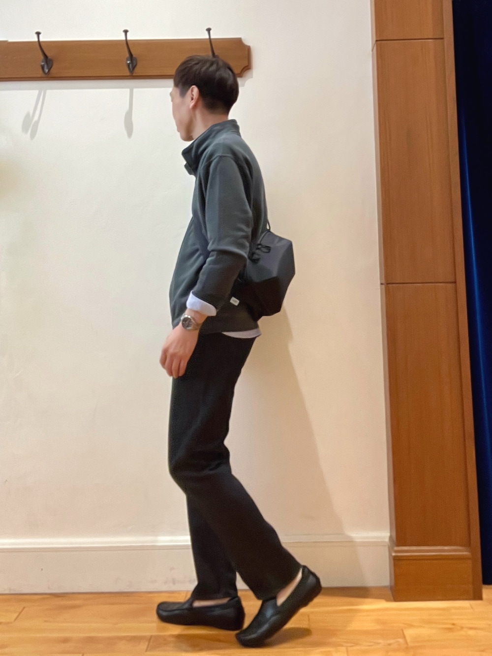 グレー系のスウェット、ブラック系のショルダーバッグ、ブルー系のシャツ/ブラウスを着用したメンズの秋コーディネートの4枚目の写真