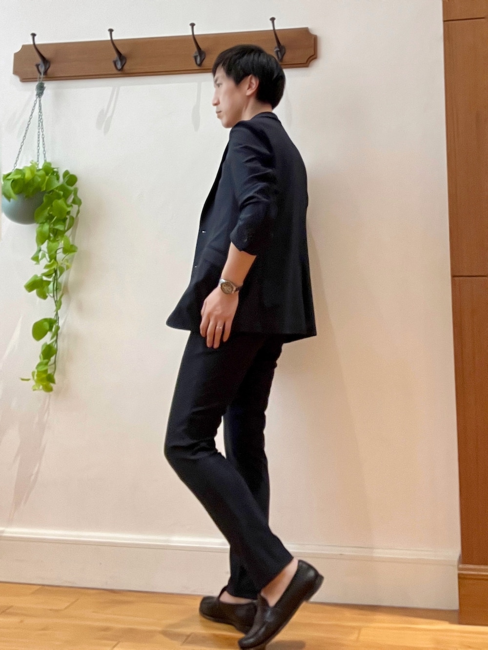 ブルー系のテーラードジャケット、ブルー系のその他パンツ、ブラウン系のポロシャツを着用したメンズの春コーディネートの3枚目の写真