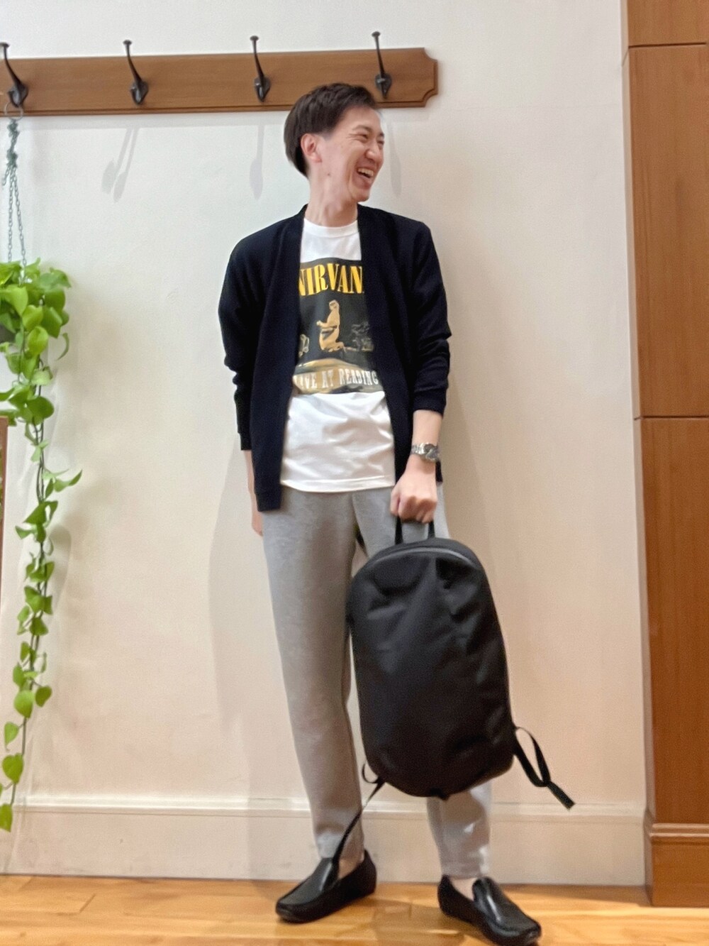 ホワイト系のTシャツ/カットソー、グレー系のその他パンツ、ブラック系のバックパック/リュックを着用したメンズの春コーディネートの2枚目の写真