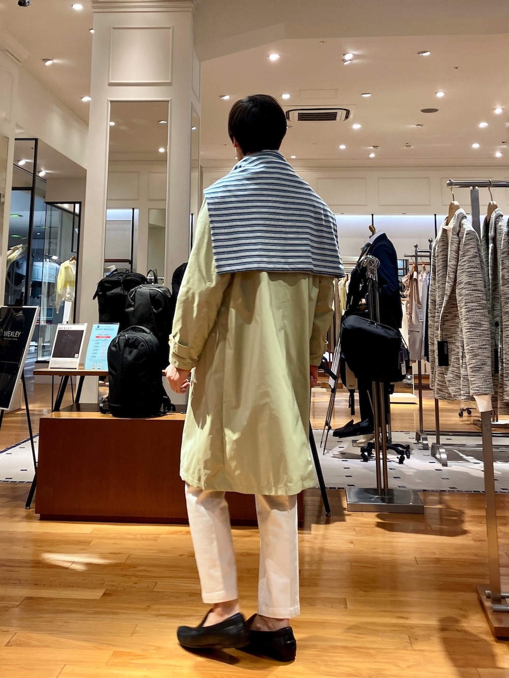 ホワイト系のデニムパンツ、ブルー系のTシャツ/カットソー、グリーン系のシャツ/ブラウスを着用したメンズの冬コーディネートの3枚目の写真