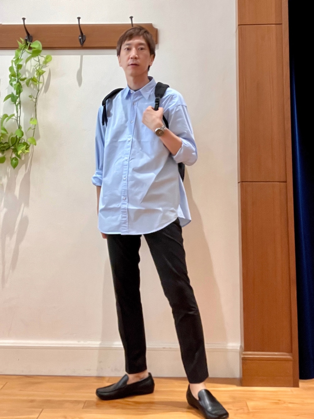 ブラック系のその他パンツ、ブルー系のシャツ/ブラウス、ブラック系のバックパック/リュックを着用したメンズの秋コーディネートの2枚目の写真