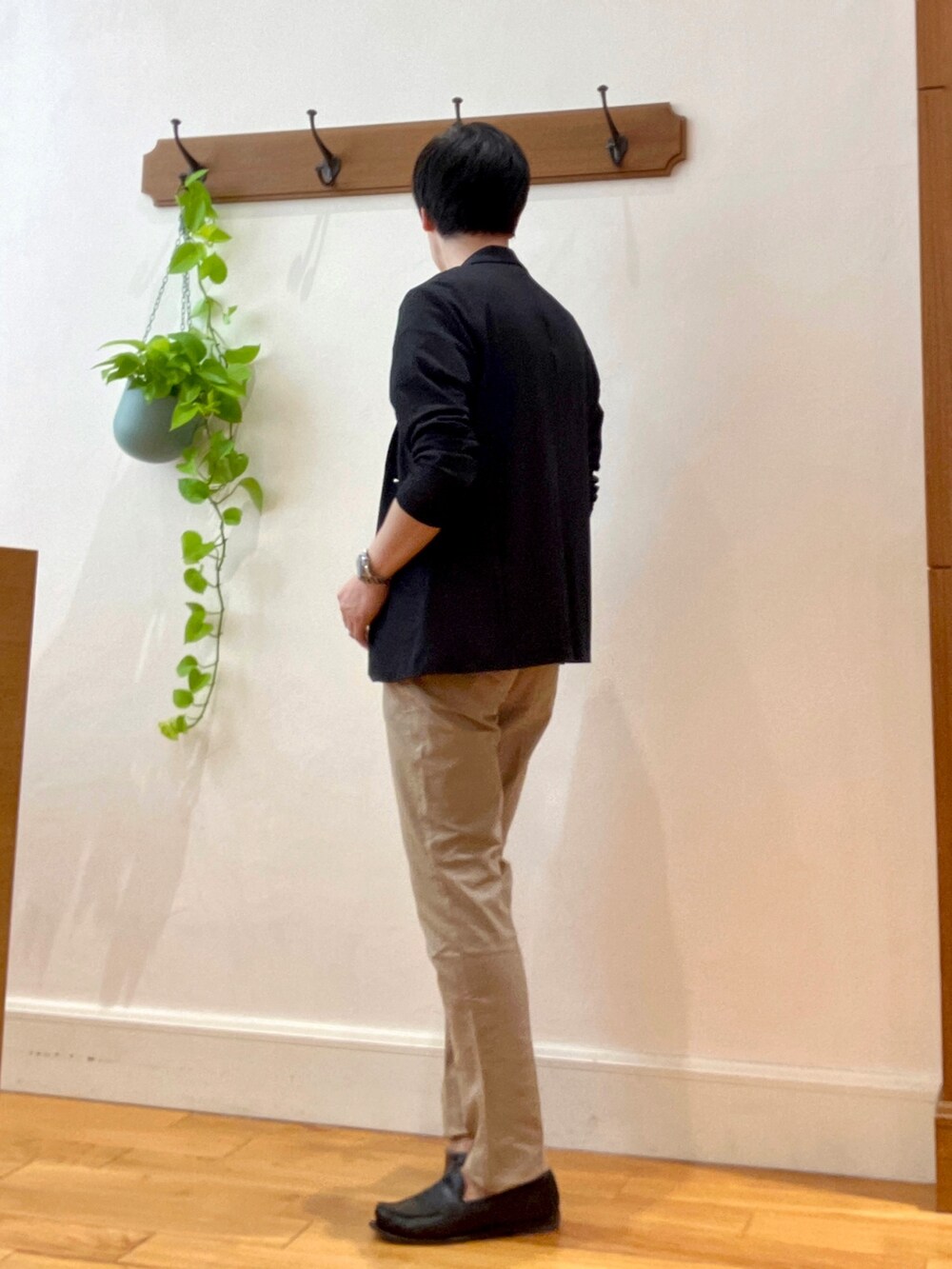 グレー系のカーディガン/ボレロ、ホワイト系のTシャツ/カットソー、ベージュ系のその他パンツを着用したメンズの春コーディネートの3枚目の写真