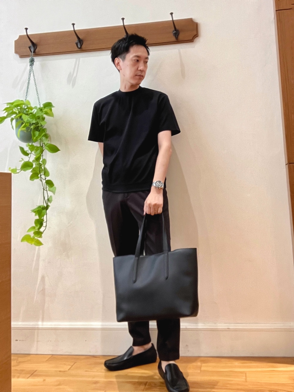ブラウン系のその他パンツ、ブラック系のTシャツ/カットソー、ブラック系のトートバッグを着用したメンズの夏コーディネートの2枚目の写真