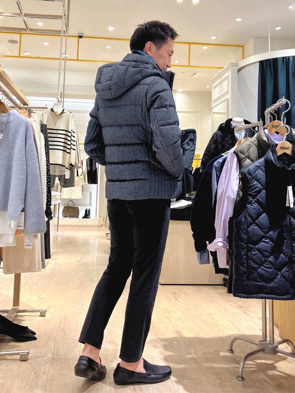 ブルー系のダウンジャケット/コート、ブルー系のマフラーを着用したメンズの秋コーディネートの2枚目の写真