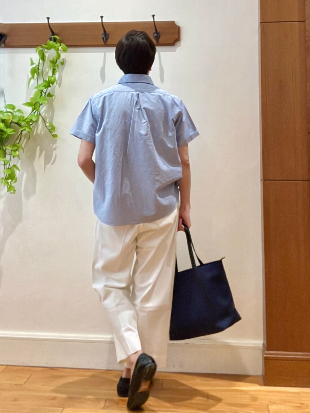 ブルー系のシャツ/ブラウス、ホワイト系のデニムパンツ、ブルー系のトートバッグを着用したメンズの春コーディネートの3枚目の写真