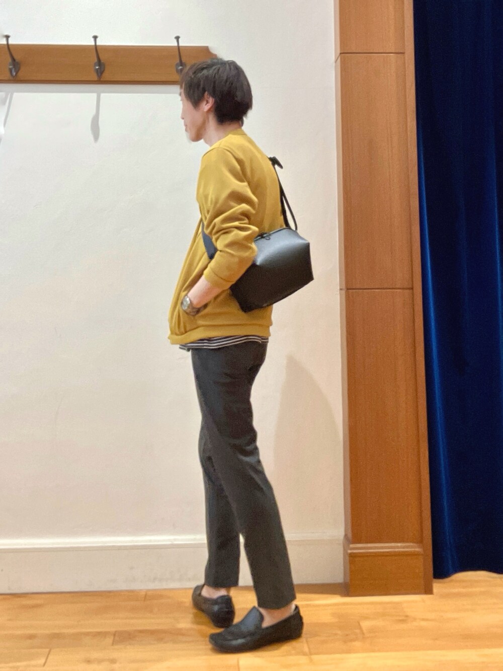 イエロー系のカーディガン/ボレロ、ブラック系のTシャツ/カットソー、ブラック系のショルダーバッグを着用したメンズの春コーディネートの4枚目の写真