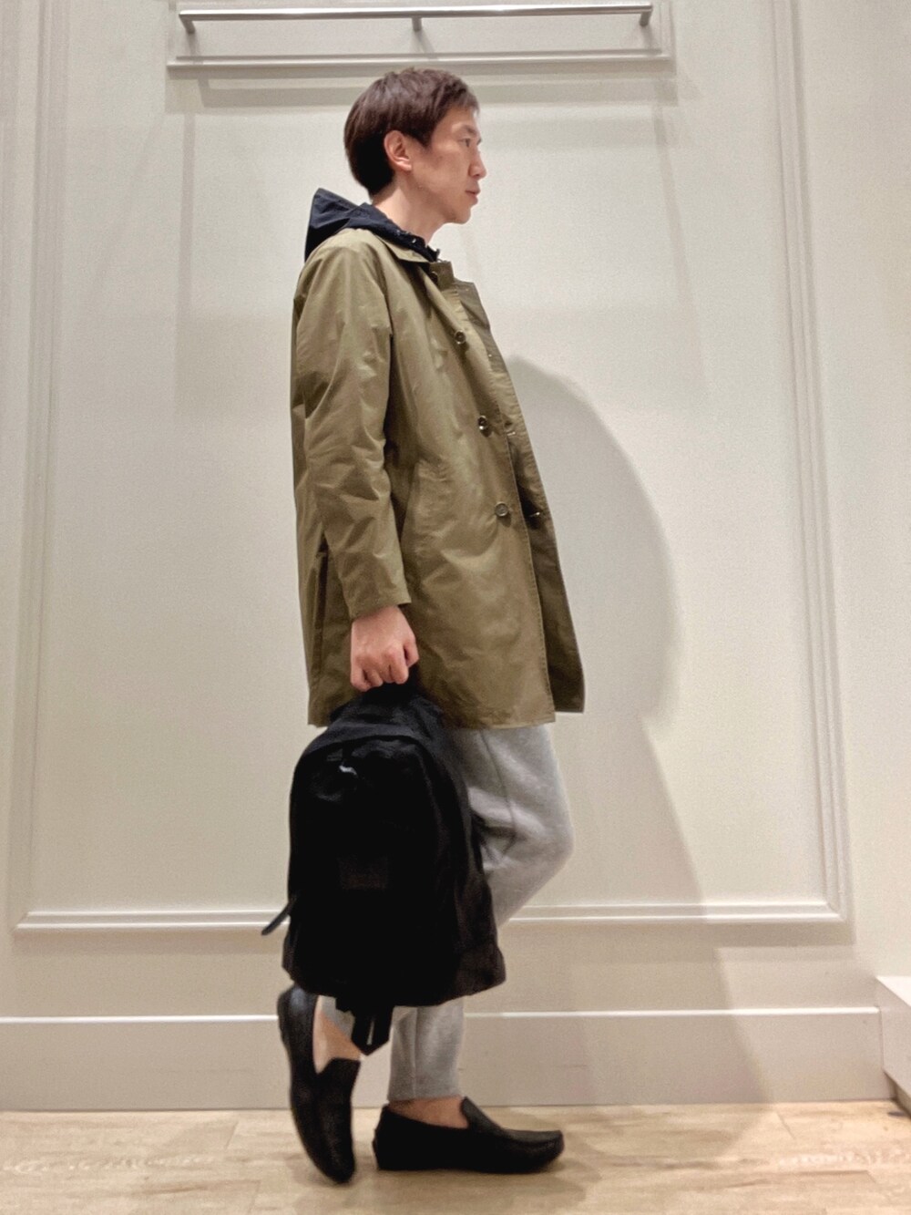 ブラック系のバックパック/リュック、グレー系のその他パンツ、ホワイト系のTシャツ/カットソーを着用したメンズの冬コーディネートの6枚目の写真