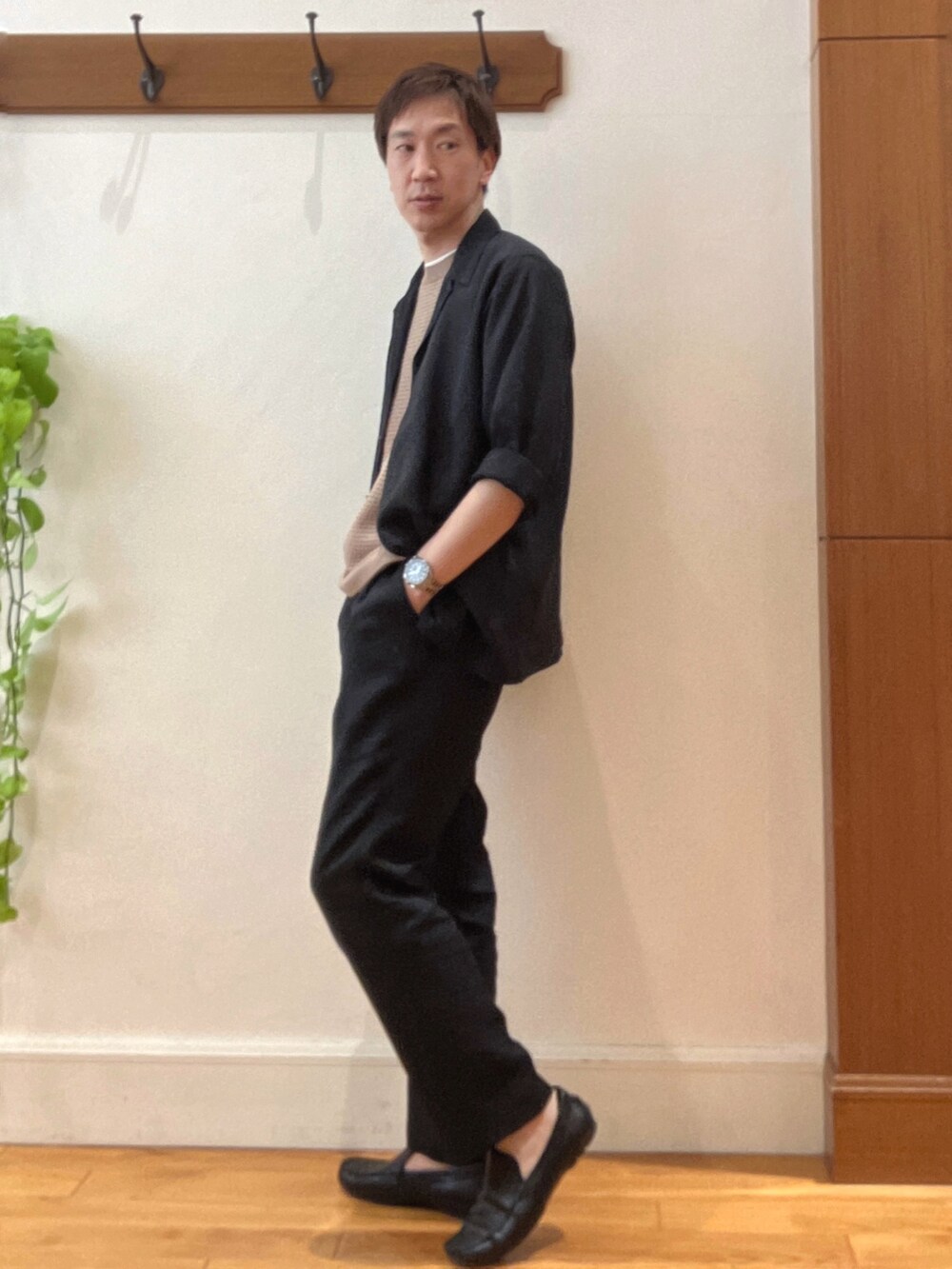 ブラック系のシャツ/ブラウス、ブラック系のその他パンツ、ベージュ系のニット/セーターを着用したメンズの春コーディネートの3枚目の写真