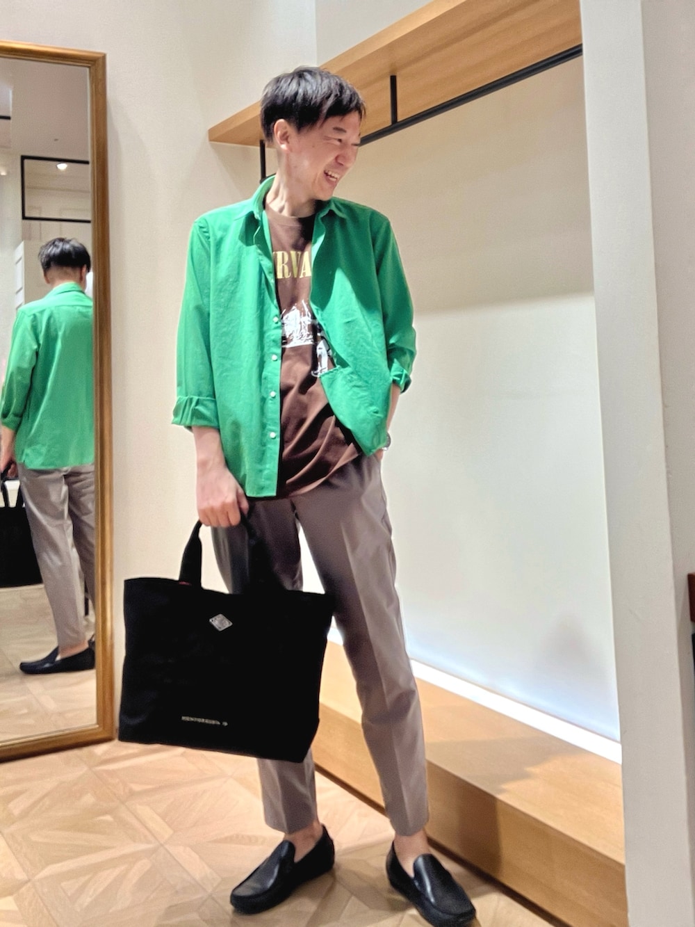 グリーン系のシャツ/ブラウス、ブラウン系のTシャツ/カットソー、ブラック系のトートバッグを着用したメンズの夏コーディネートの2枚目の写真