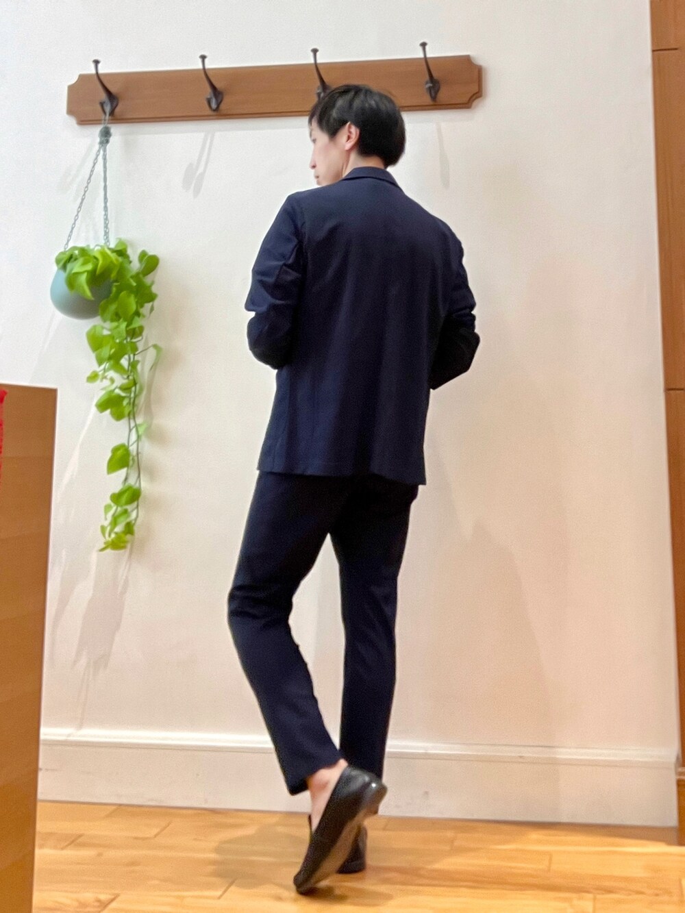 ブルー系のテーラードジャケット、ブルー系のその他パンツ、ホワイト系のTシャツ/カットソーを着用したメンズの春コーディネートの4枚目の写真
