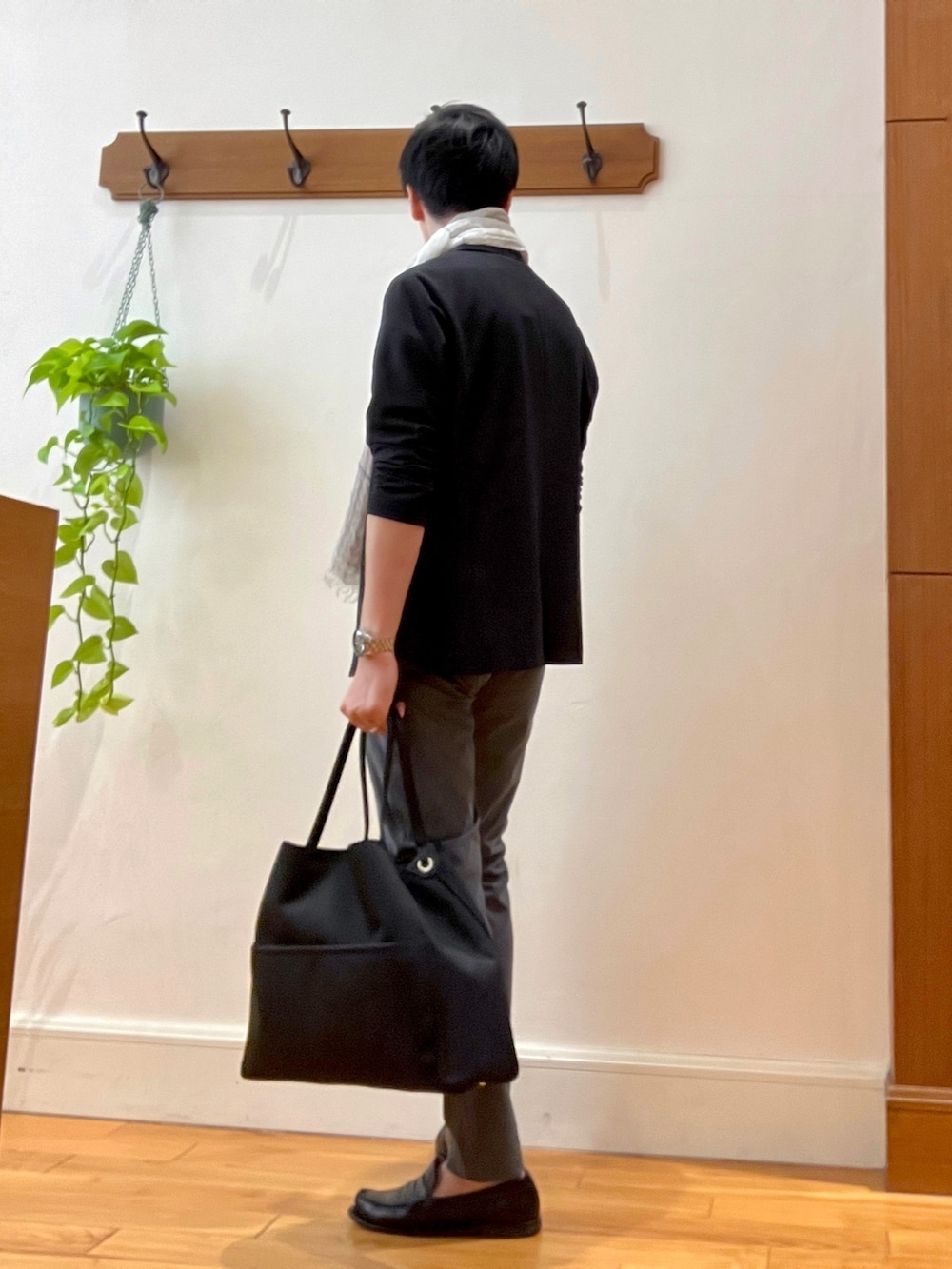 ブラック系のトートバッグ、グレー系のカーディガン/ボレロ、グレー系のその他パンツを着用したメンズの春コーディネートの4枚目の写真
