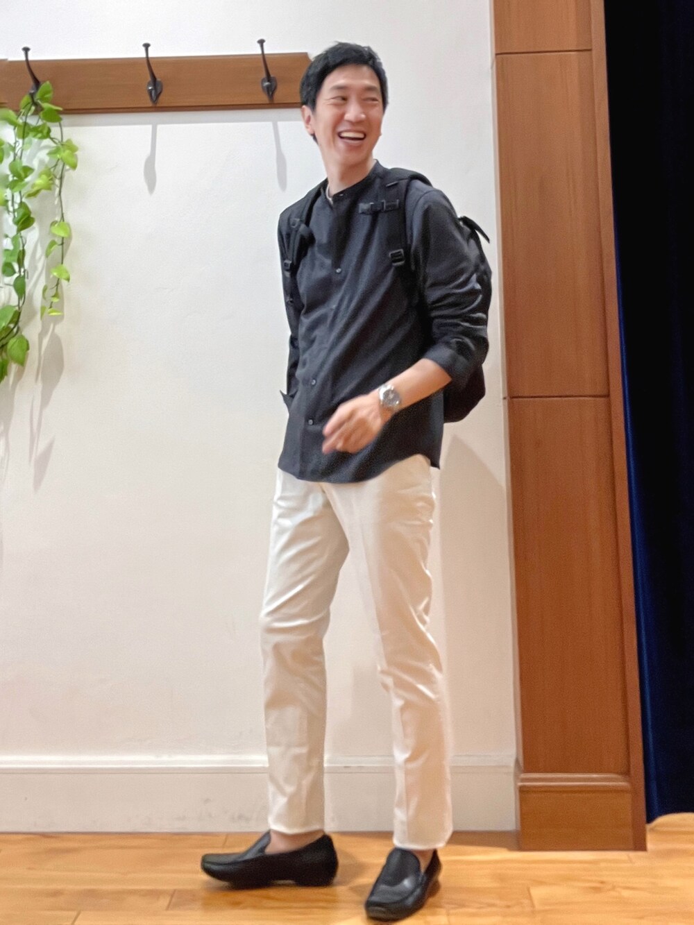 ブルー系のシャツ/ブラウス、ホワイト系のTシャツ/カットソー、ホワイト系のチノパンツを着用したメンズの秋コーディネートの3枚目の写真