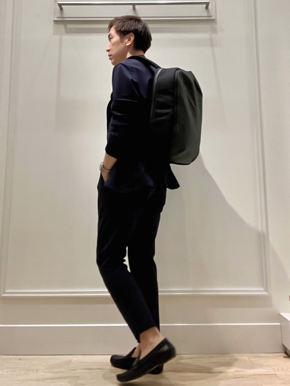 ブルー系のテーラードジャケット、ブラック系のバックパック/リュック、ブルー系のその他パンツを着用したメンズの冬コーディネートの3枚目の写真