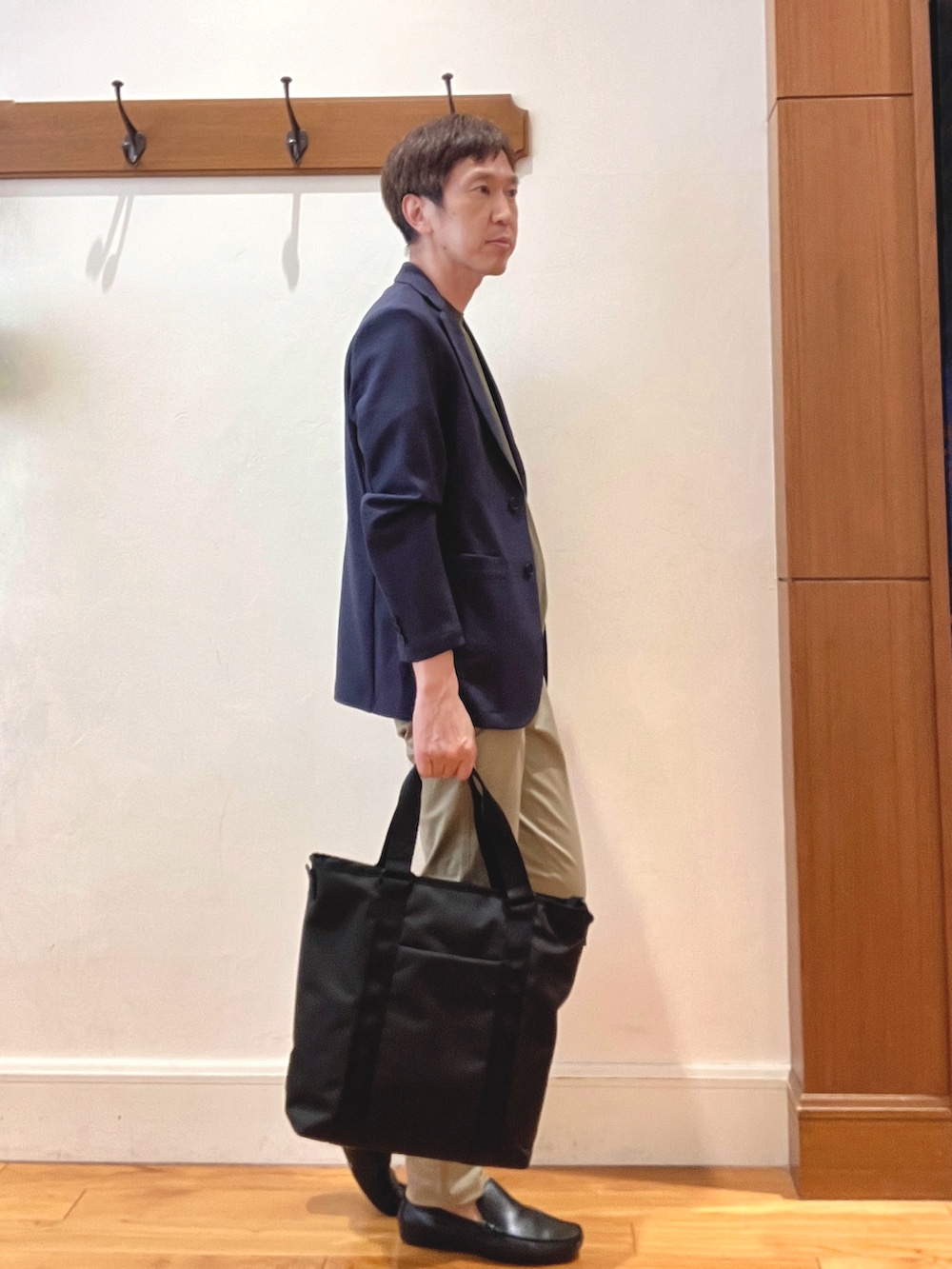 ブルー系のテーラードジャケット、グリーン系のTシャツ/カットソー、ベージュ系のチノパンツを着用したメンズの夏コーディネートの5枚目の写真