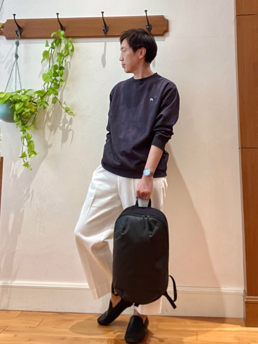 グレー系のバックパック/リュック、ホワイト系のデニムパンツ、グレー系のスウェットを着用したメンズの冬コーディネートの3枚目の写真