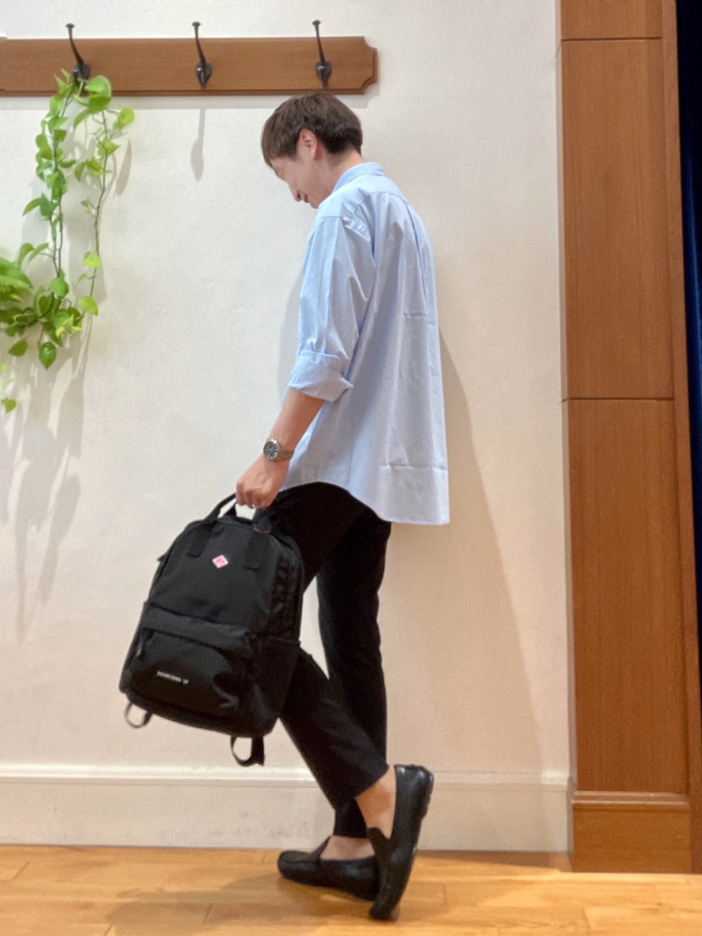 ブラック系のその他パンツ、ブルー系のシャツ/ブラウス、ブラック系のバックパック/リュックを着用したメンズの秋コーディネートの4枚目の写真