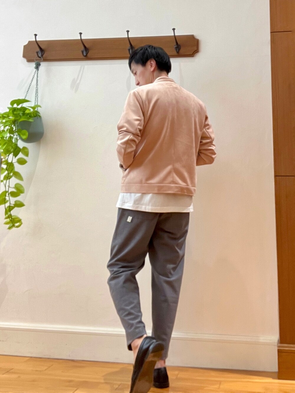 「春服デビュー宣言、淡色コーデ、オトナカジュアル、春夏コーデ、ローファー、Tシャツ、プリントT、ノーリーズ、NOLLEY'S、Topologie、スマホショルダー、ライダース、スウェード、スエード、ビートルズ」|「NOLLEY'S goodmanのダンボール ライダースジャケット 23SS(ライダースジャケット、ピンク系)」を使った、Tatsuo.YMさん(メンズ・182cm)の春コーディネートの5枚目の写真