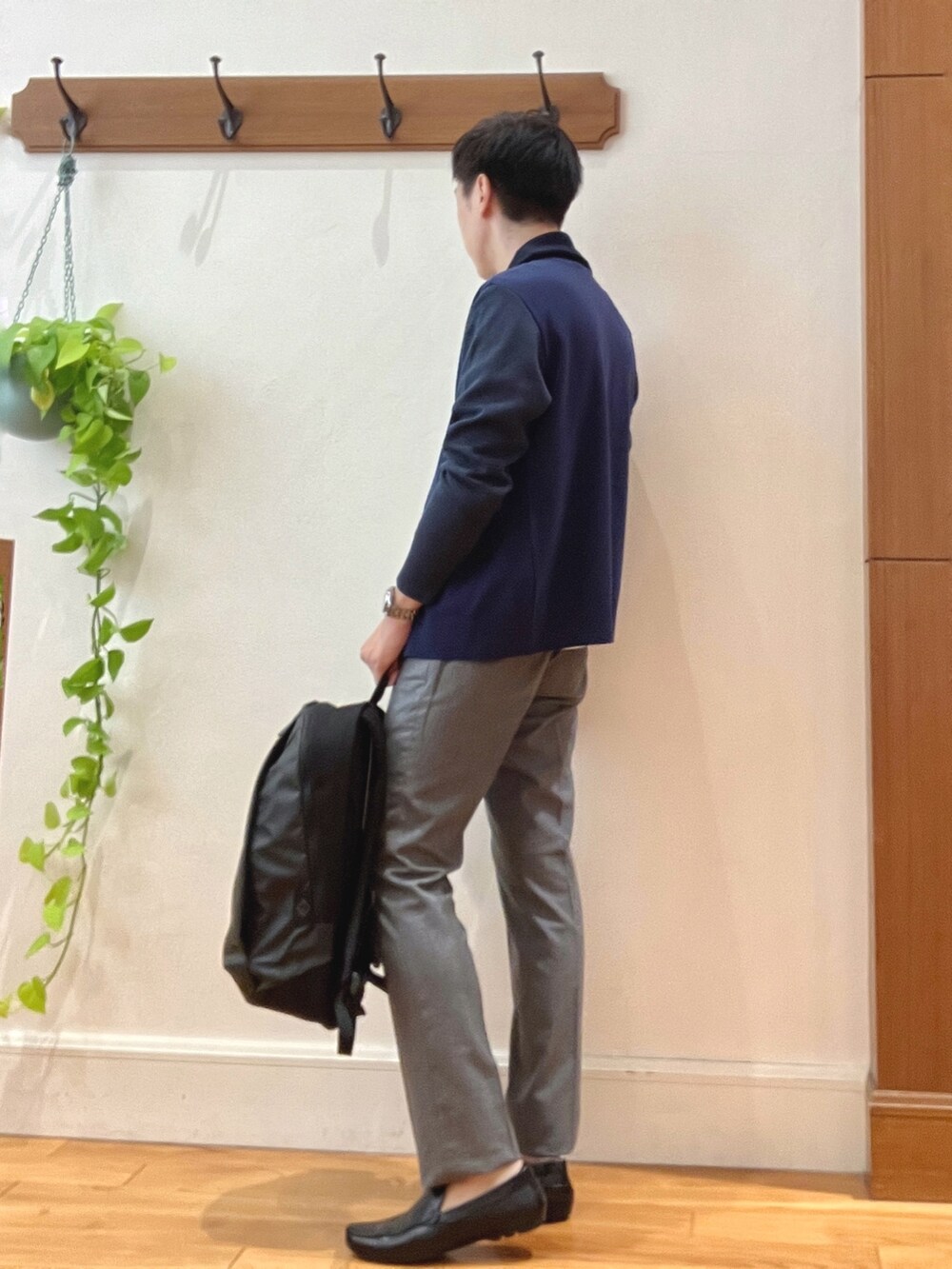 ブルー系のカーディガン/ボレロ、ホワイト系のTシャツ/カットソー、ブラック系のバックパック/リュックを着用したメンズの秋コーディネートの4枚目の写真