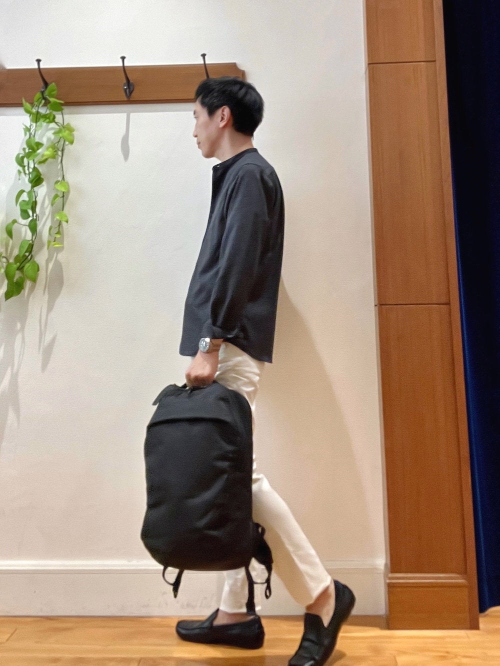 ブルー系のシャツ/ブラウス、ホワイト系のTシャツ/カットソー、ホワイト系のチノパンツを着用したメンズの秋コーディネートの5枚目の写真