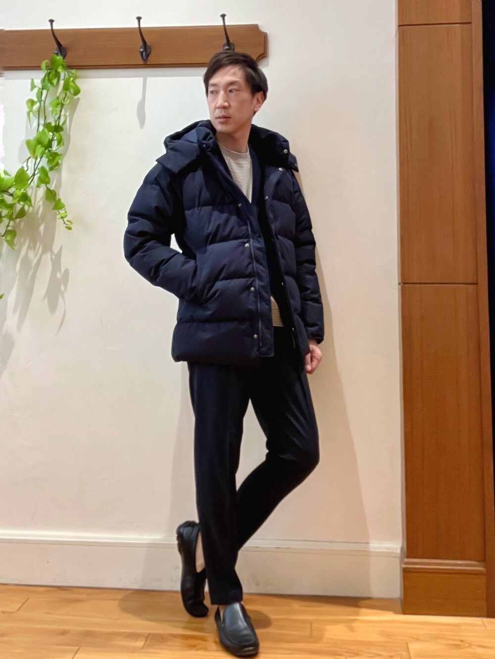 ブルー系のダウンジャケット/コート、ブルー系のテーラードジャケット、ホワイト系のTシャツ/カットソーを着用したメンズの冬コーディネートの5枚目の写真