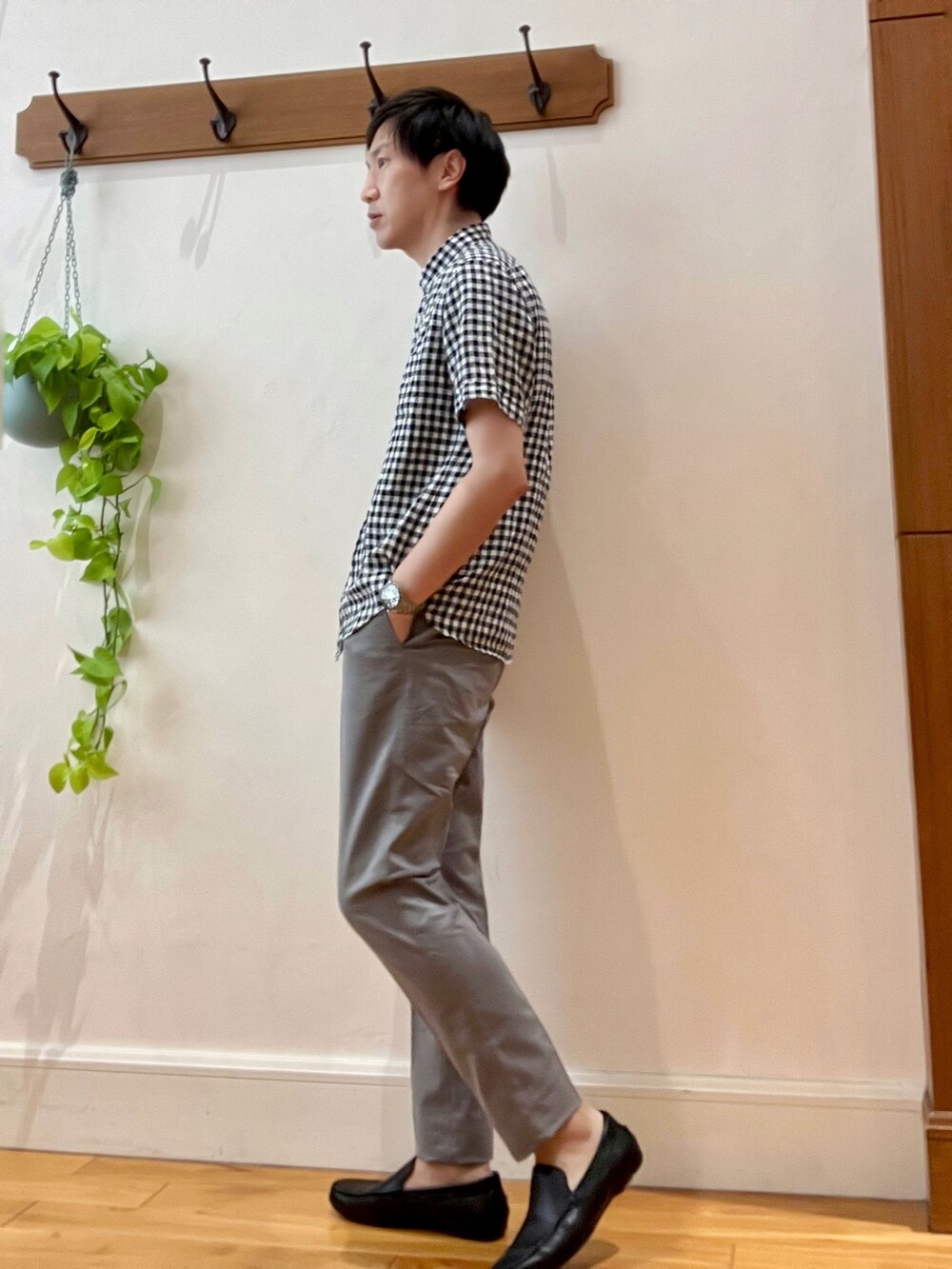 グレー系のその他パンツ、ブラック系のシャツ/ブラウスを着用したメンズの夏コーディネートの3枚目の写真