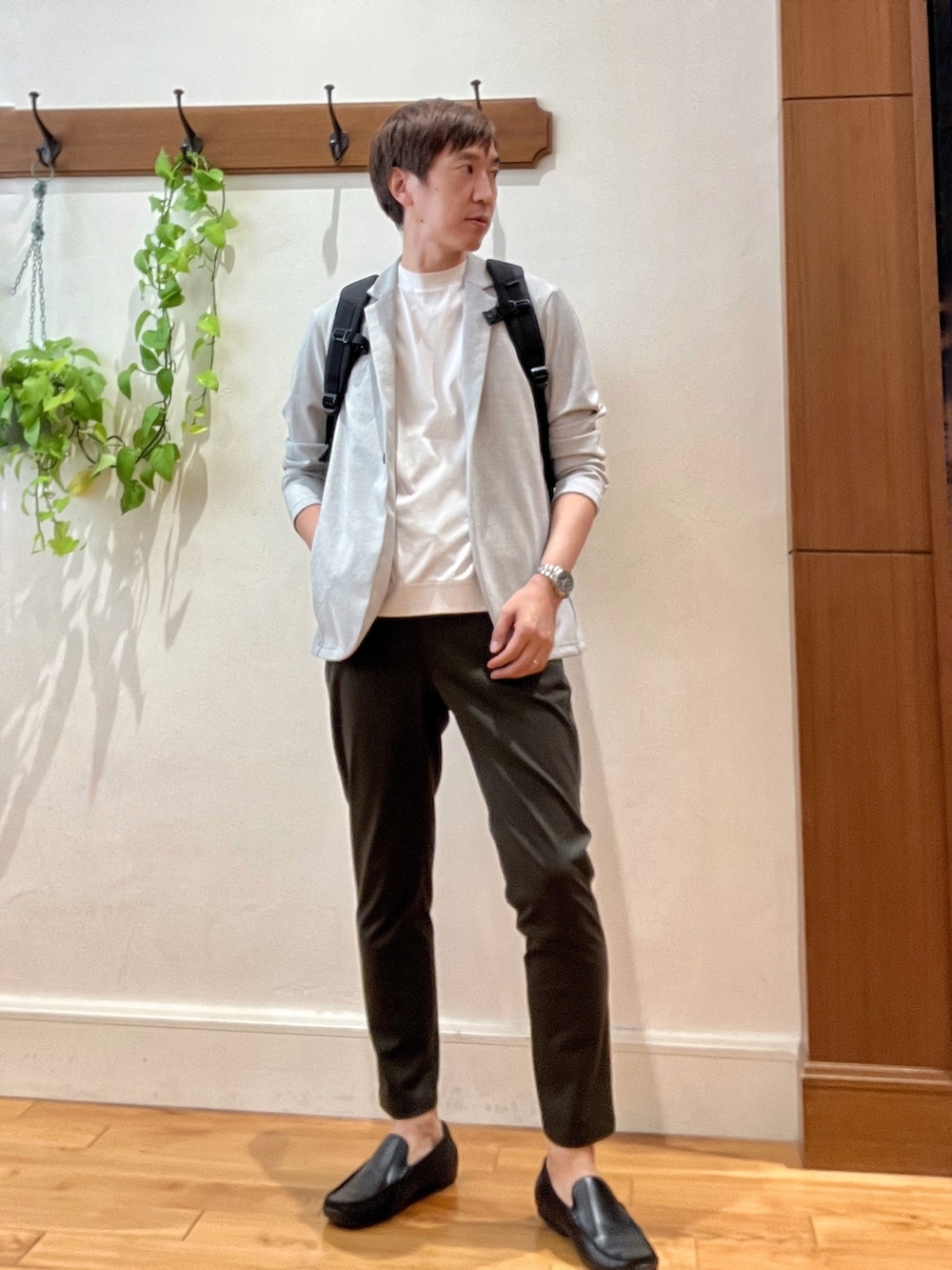 グレー系のテーラードジャケット、ホワイト系のTシャツ/カットソー、グリーン系のその他パンツを着用したメンズの秋コーディネートの2枚目の写真