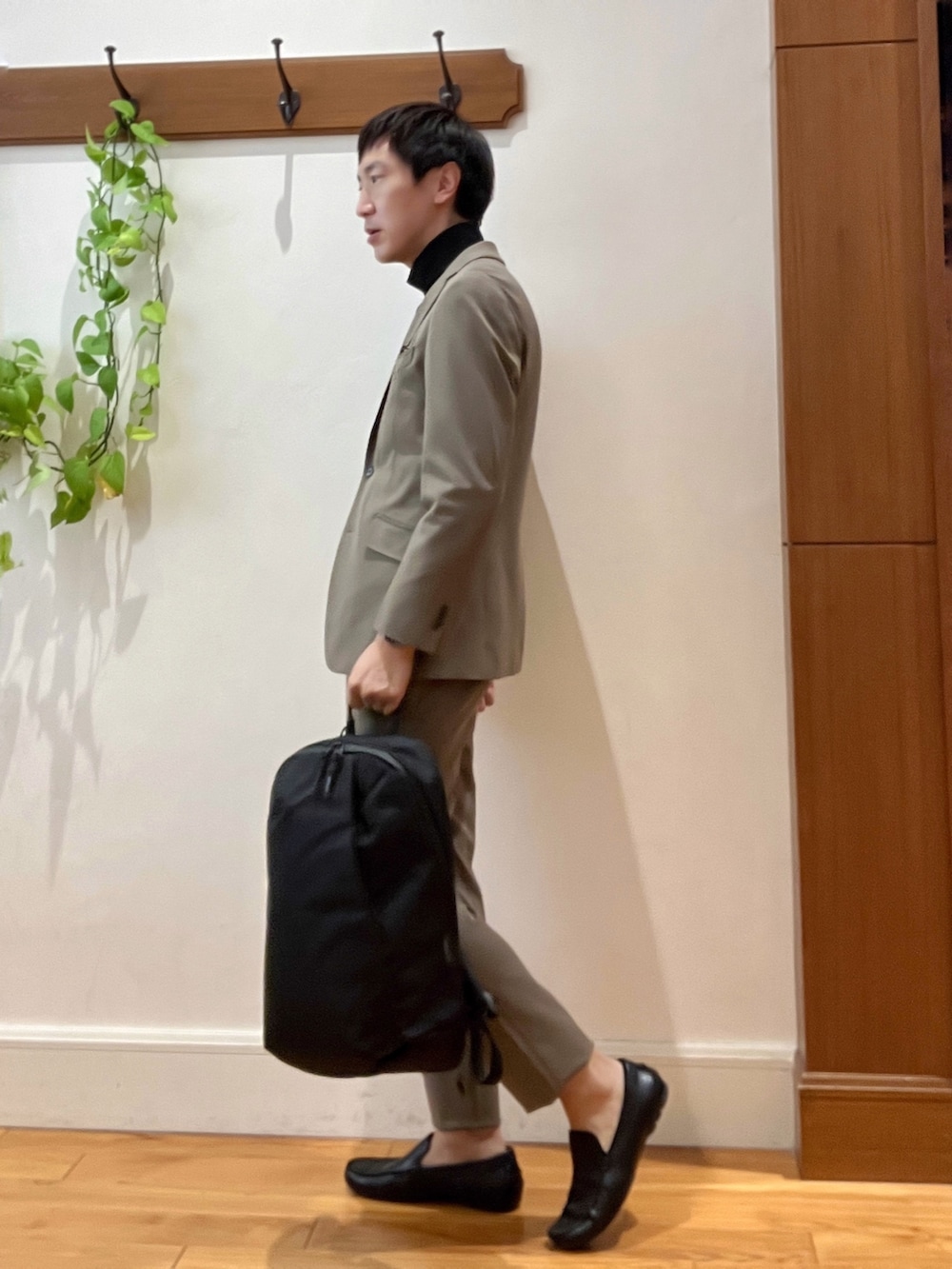 ブラウン系のその他パンツ、ブラウン系のテーラードジャケット、ブラック系のTシャツ/カットソーを着用したメンズの秋コーディネートの3枚目の写真