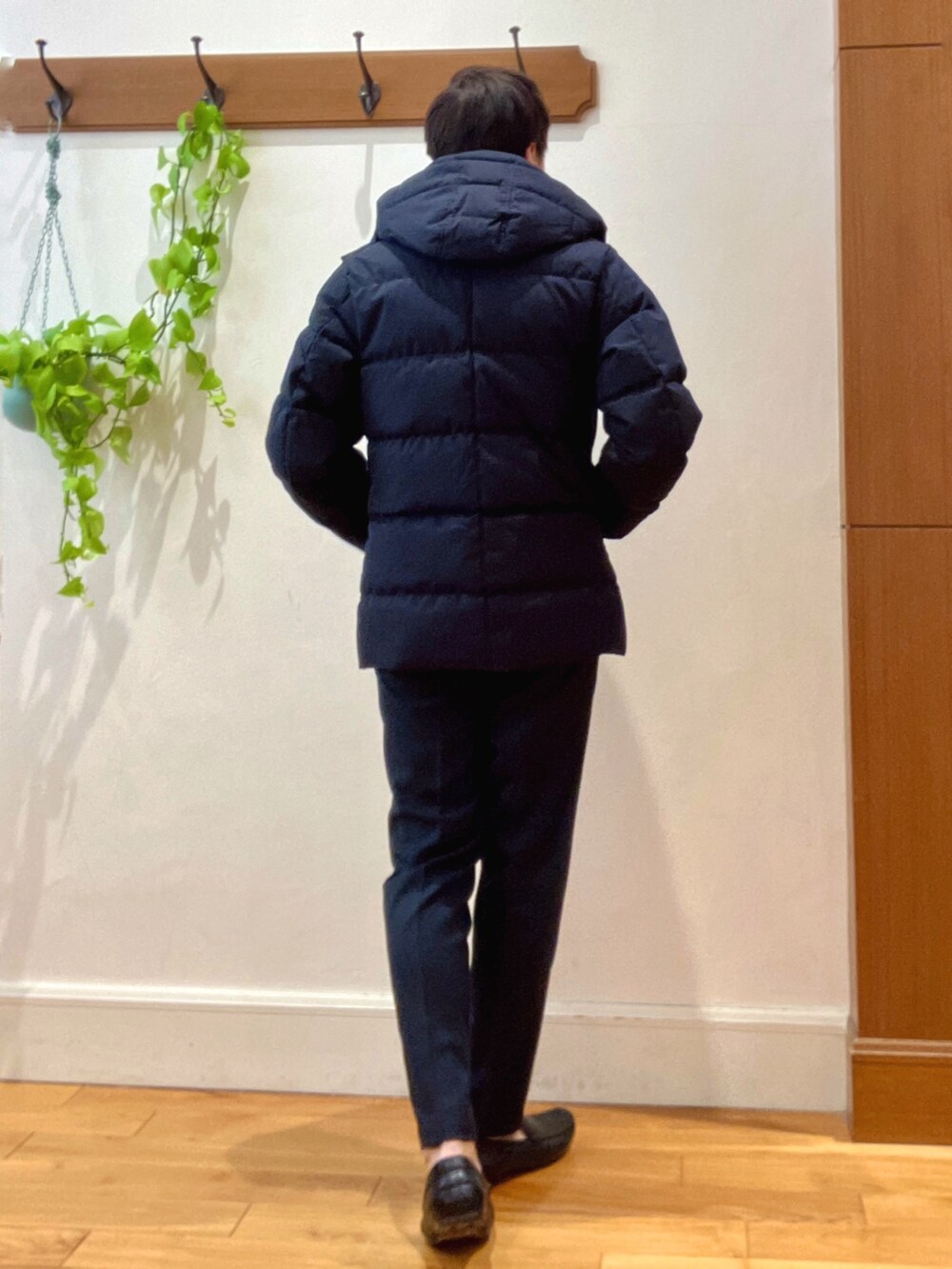 ブルー系のダウンジャケット/コート、ブルー系のテーラードジャケット、ホワイト系のTシャツ/カットソーを着用したメンズの冬コーディネートの3枚目の写真