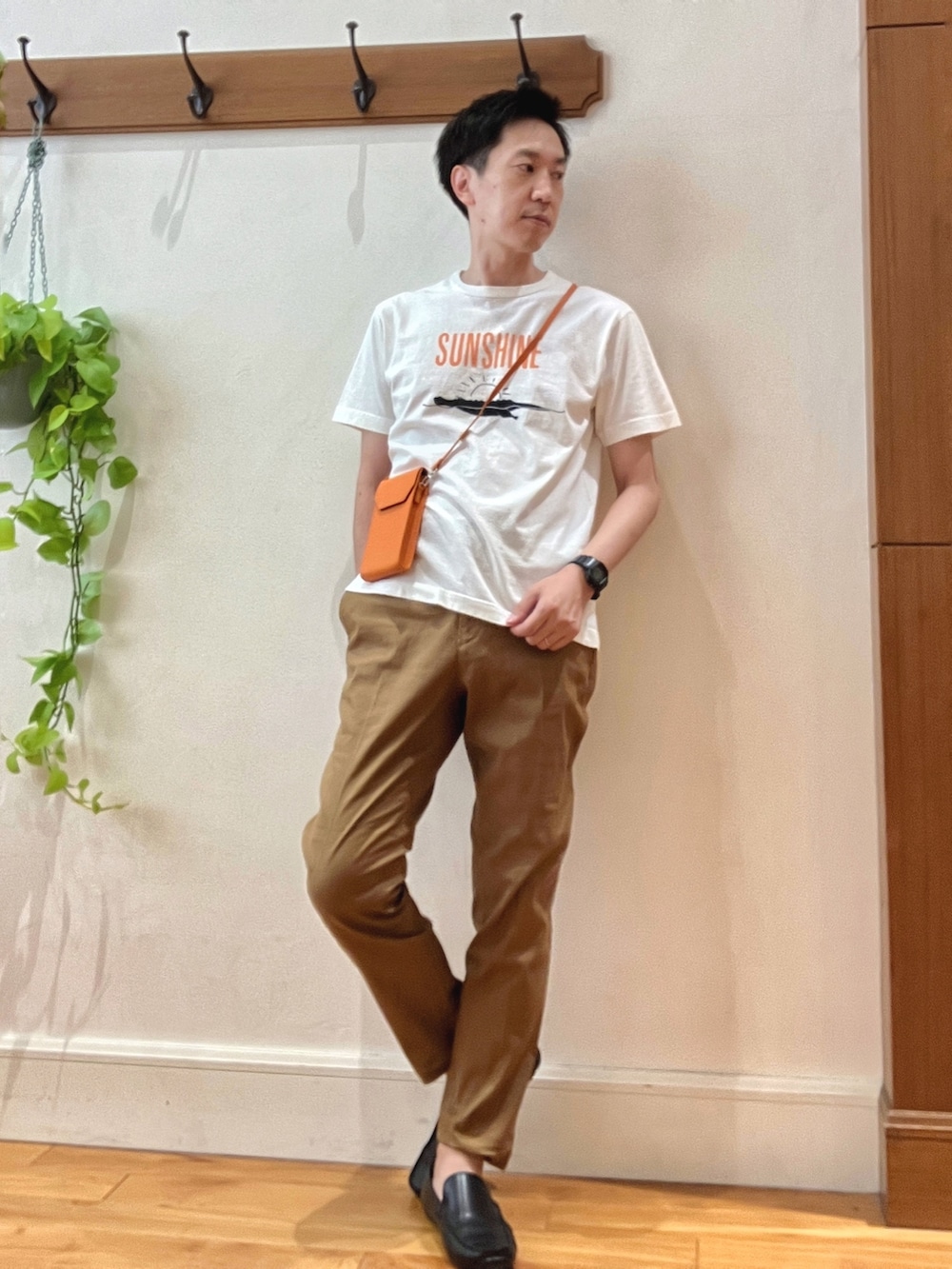 ホワイト系のTシャツ/カットソー、オレンジ系のショルダーバッグ、イエロー系のその他パンツを着用したメンズの夏コーディネートの2枚目の写真