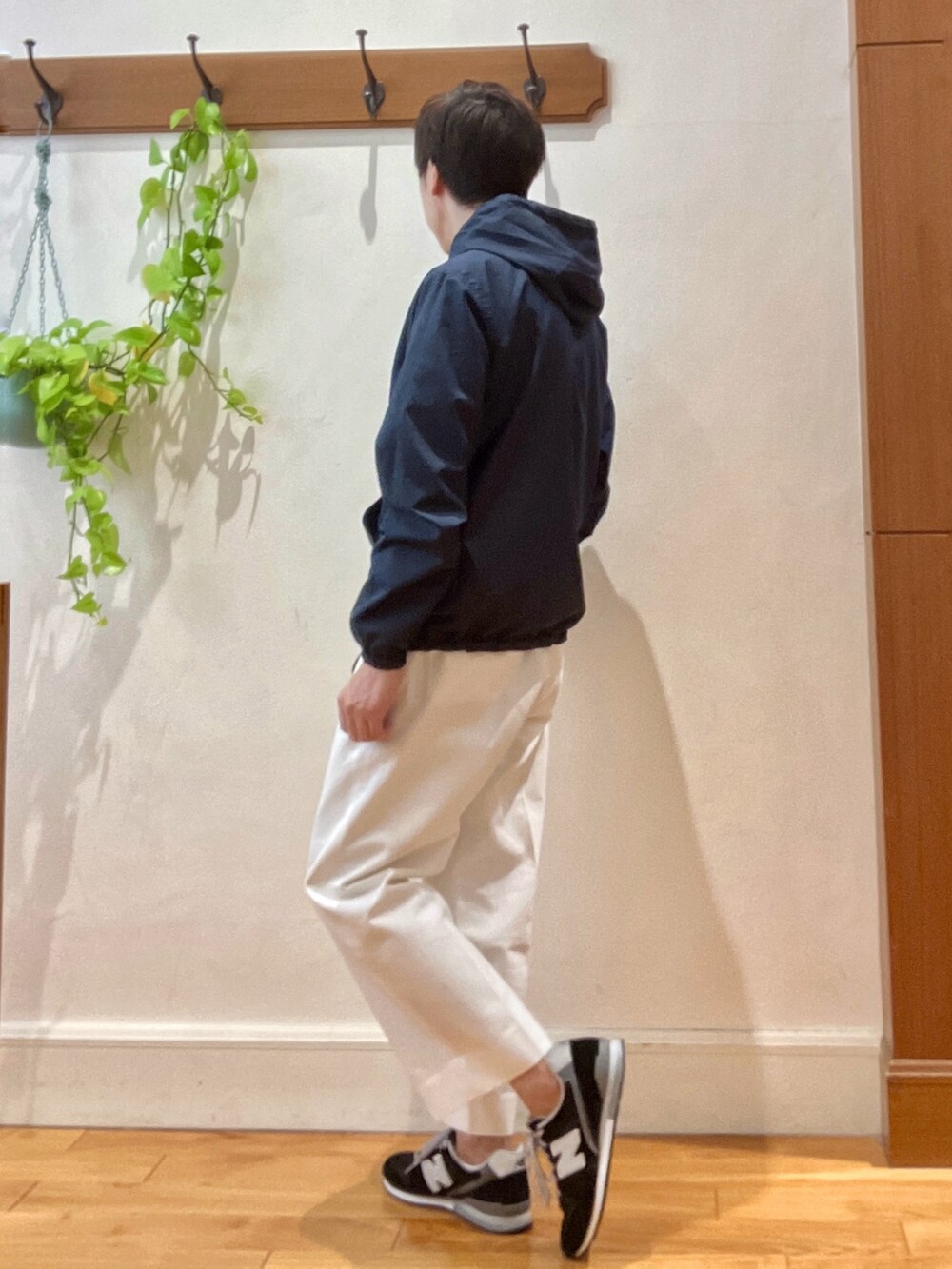 ホワイト系のデニムパンツ、ブラック系のバックパック/リュック、グリーン系のブルゾンを着用したメンズの冬コーディネートの8枚目の写真