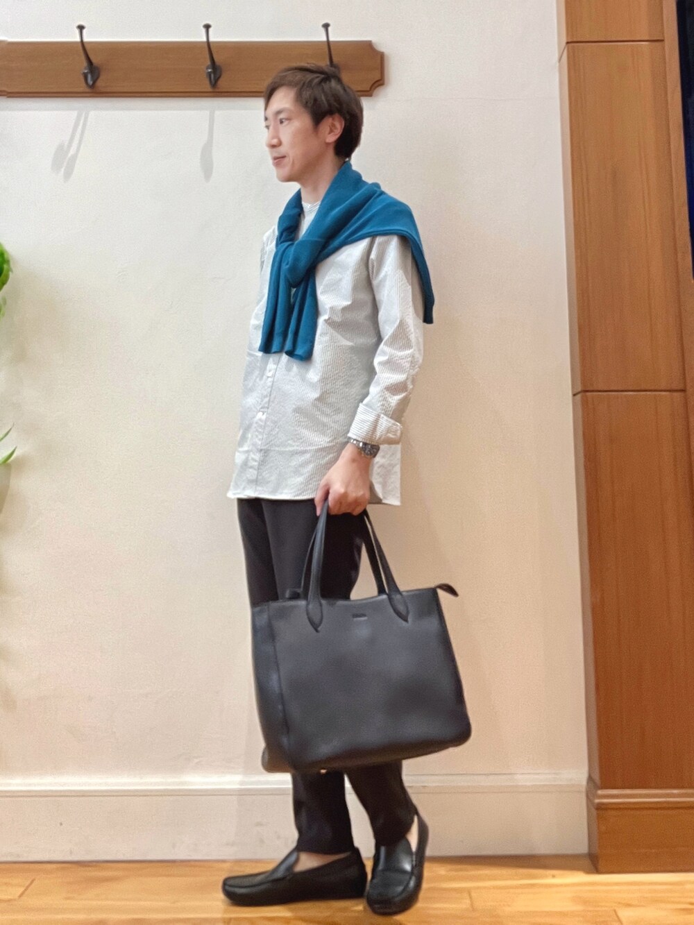 グリーン系のニット/セーター、グレー系のシャツ/ブラウス、グレー系のその他パンツを着用したメンズの春コーディネートの3枚目の写真