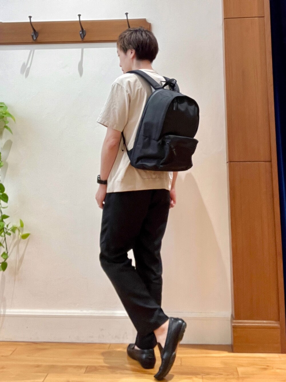 ベージュ系のTシャツ/カットソー、ブラック系のバックパック/リュック、ブラック系のその他パンツを着用したメンズの夏コーディネートの4枚目の写真