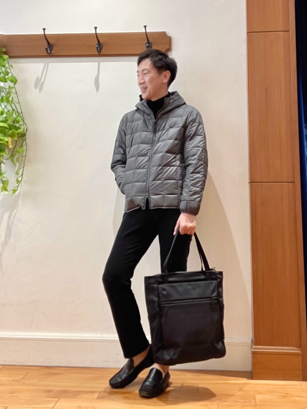 ブラック系のニット/セーター、グレー系のダウンジャケット/コート、ブラック系のその他パンツを着用したメンズの冬コーディネートの4枚目の写真