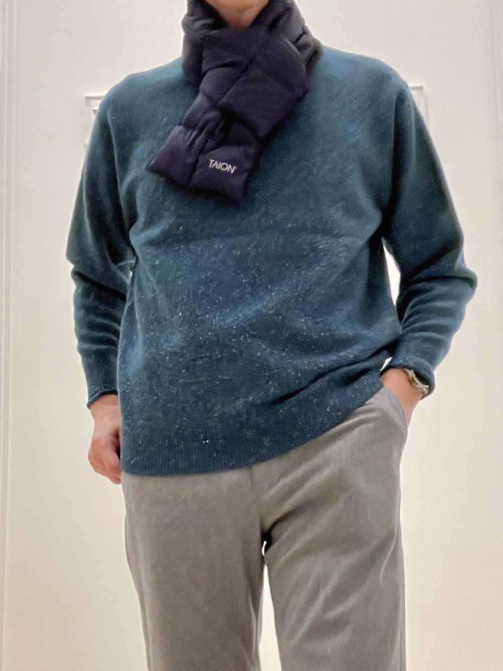 グリーン系のニット/セーター、グレー系のその他パンツ、ブルー系のマフラーを着用したメンズの冬コーディネートの7枚目の写真